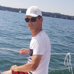 Foto Jürgen Kneller beim Segeln