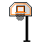 Basketball kommt von links angeflogen, prallt gegen Basketballbrett und fällt in den Korb