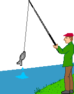 Angler am Ufer stehend hat einen Fisch am Angelhaken