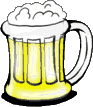 großer Glashumpen voller Bier mit Schaumkrone