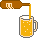 Bier aus brauner Flasche wird in Bierkrug gefüllt