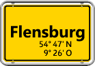 Flensburger Ortsschild mit Koordinaten 54 Grad 47 Minuten nördlicher Breite und 9 Grad 26 Minuten östlicher Länge
