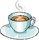 dampfende blauweiße Tasse Kaffee auf Untertasse