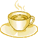 dampfende gelbweiße Tasse Kaffee auf Untertasse