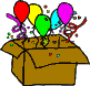 5 verschiedenfarbige Luftballons über einem braunen Karton