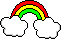 voller Regenbogen rot gelb grün zwischen 2 weißen Wolken