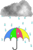 geöffneter bunter Regenschirm im Regen unter Wolke