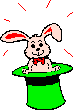 Hase guckt aus grünem Zylinder