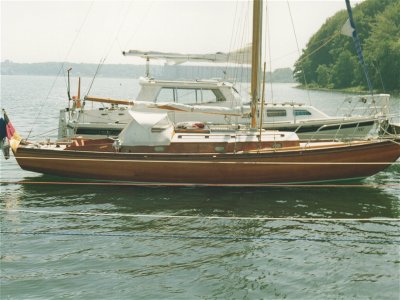 Das Segelboot meiner Eltern an seinem Liegeplatz an der Brücke